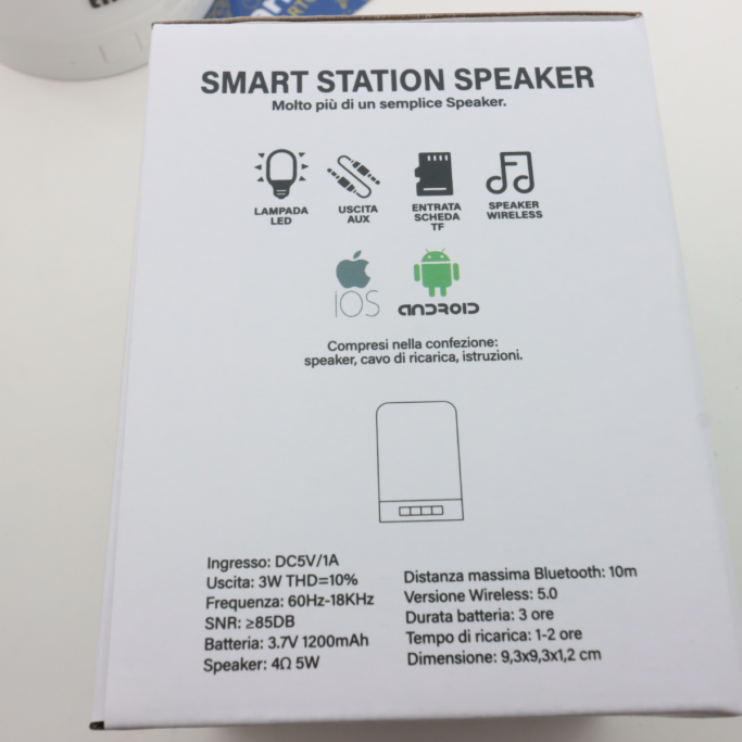 LAMPADA LED CON CASSA SPEAKER WIRELESS INTEGRATA TINTAUNITA
